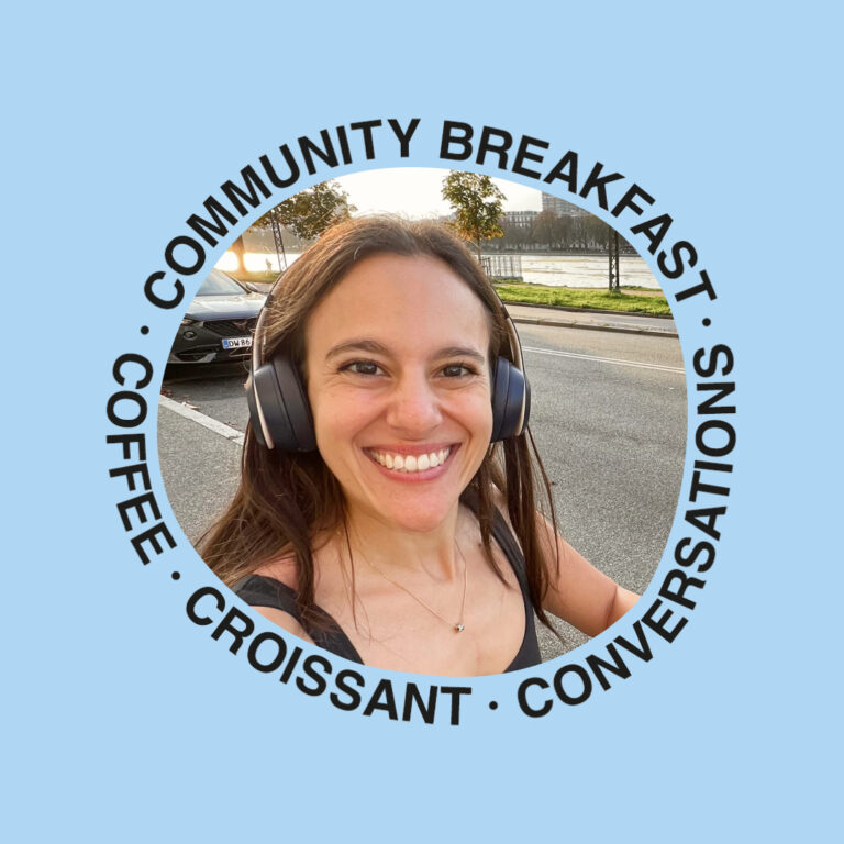 Canta con Jess presenting at Community Breakfast