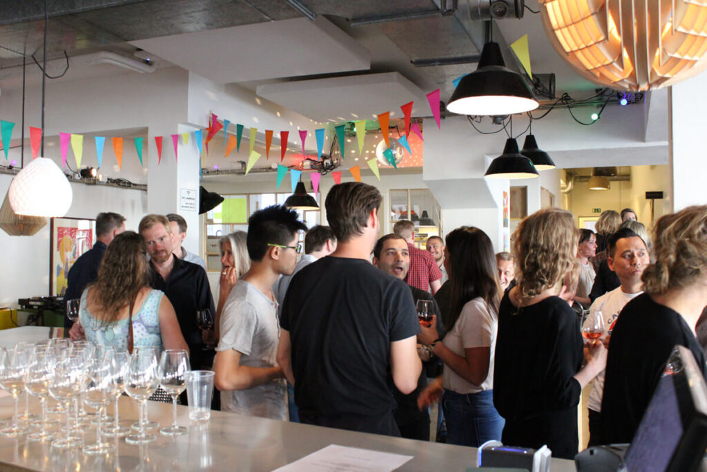A large group of people at a social event in Republikken